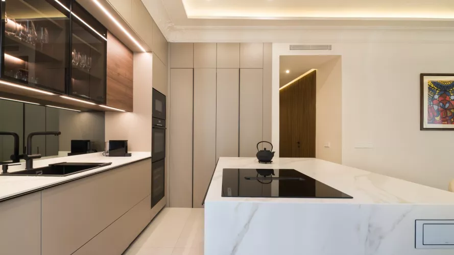Proyecto real: Cocina con materiales naturales abierta al salón en Madrid