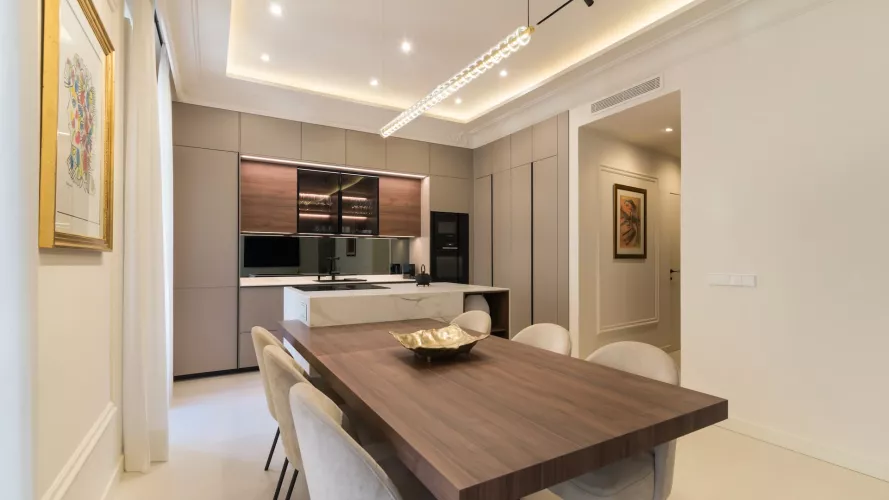 Cocina con materiales naturales abierta al salón en Madrid