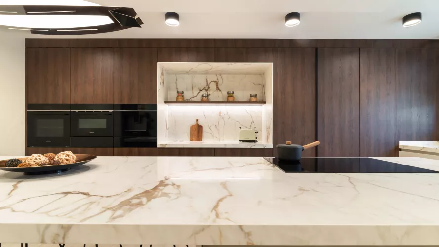 Cocina contemporánea en madera oscura y mármol