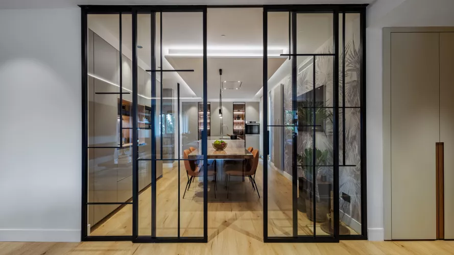 Cocina moderna con isla y vitrina en Pozuelo de Alarcón