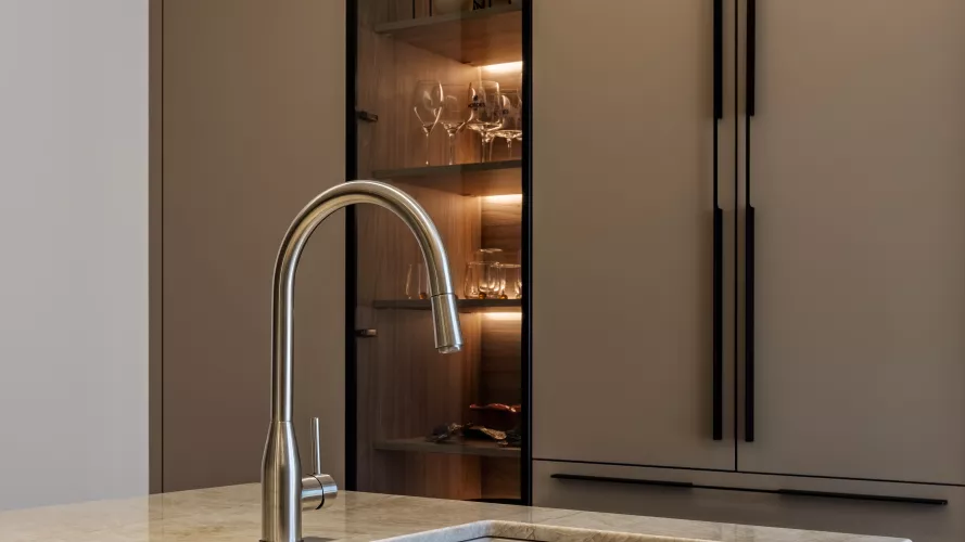 Cocina moderna con isla y vitrina en Pozuelo de Alarcón