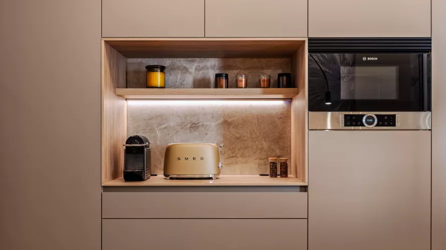 Cocina moderna con isla y vitrina en Pozuelo de Alarcón