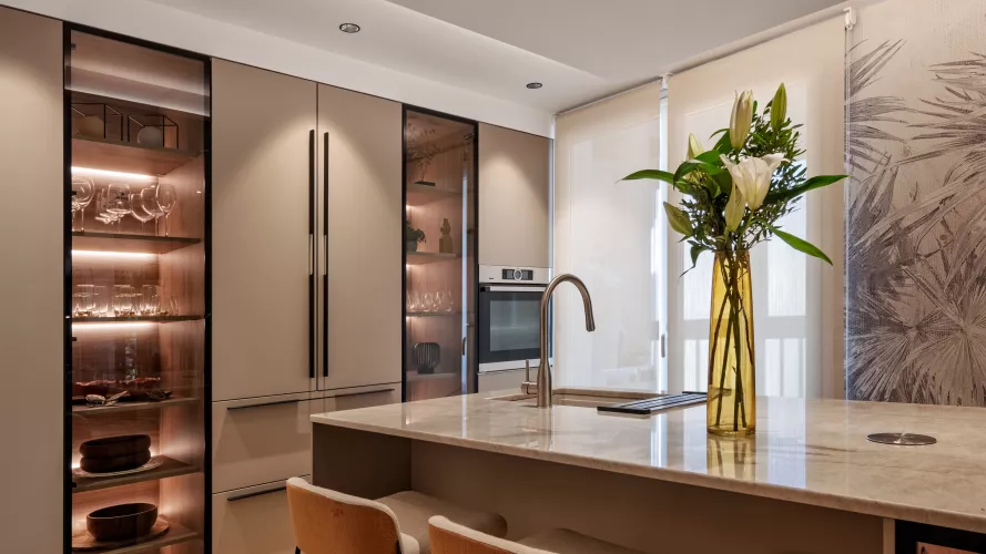 Cocina moderna con isla y vitrina en Pozuelo de Alarcón