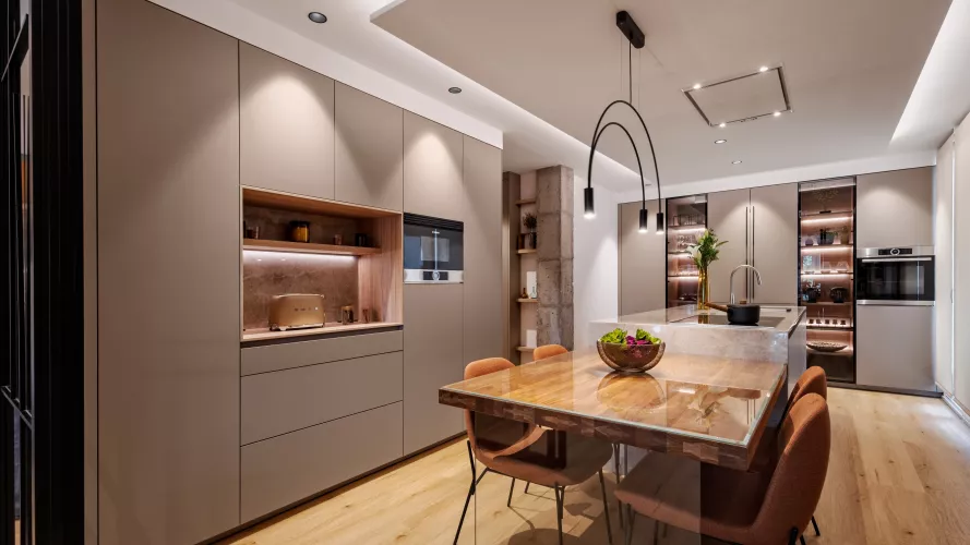 Cocina moderna con isla y vitrina en Pozuelo de Alarcón