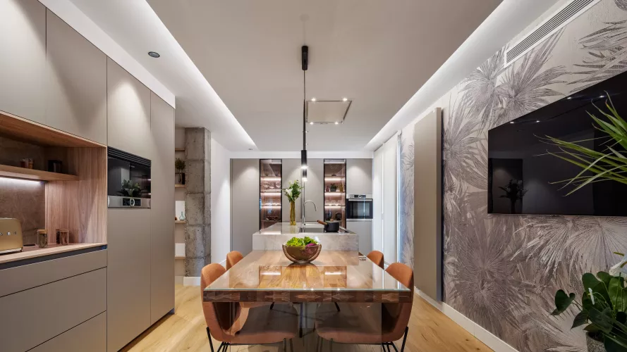 Cocina moderna con isla y vitrina en Pozuelo de Alarcón