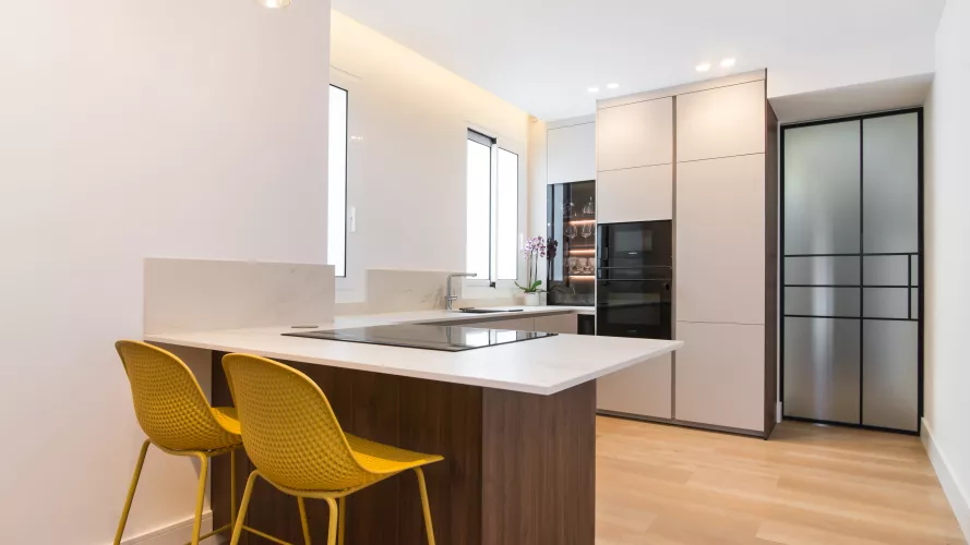 Cocina abierta con península en Madrid