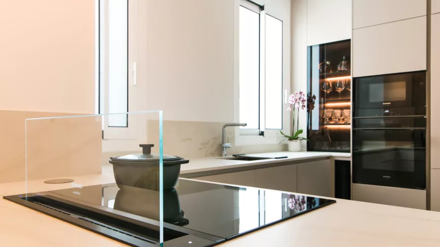 Cocina abierta con península, diseñada para ganar calidez, funcionalidad y personalidad