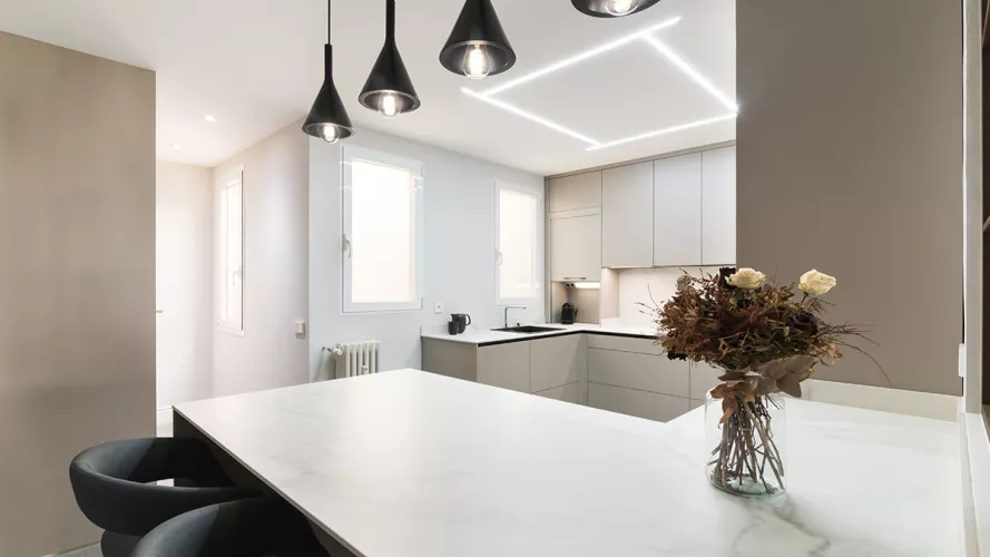 Cocina con península color Gris Bruma