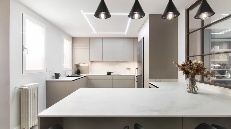 Cocina con península color Gris Bruma