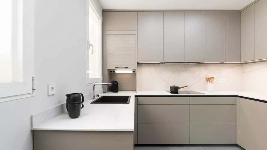 Cocina con península color Gris Bruma