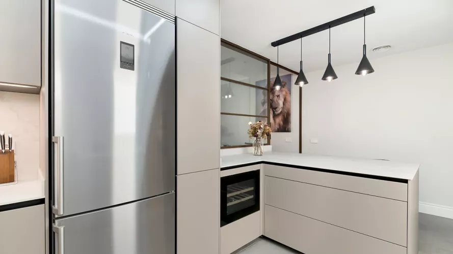 Cocina con península color Gris Bruma