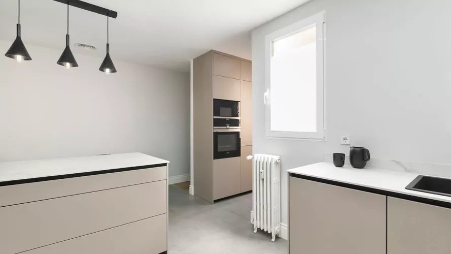 Cocina con península color Gris Bruma