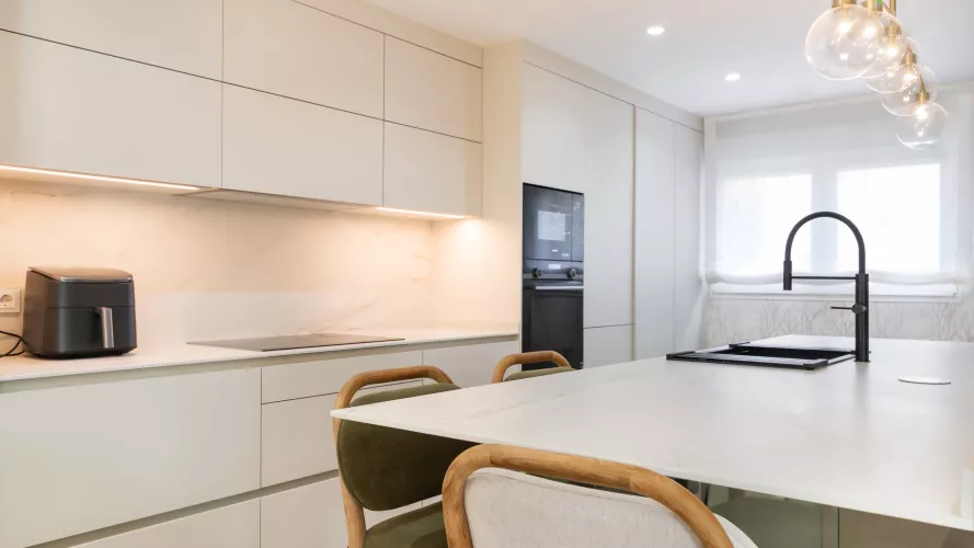 Una cocina abierta donde la luz y la funcionalidad se encuentran