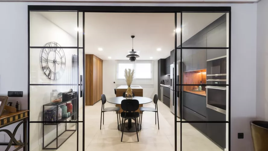 Acceso cocina puertas cristal