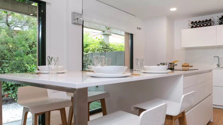 Barra para 4 comensales cocina blanca