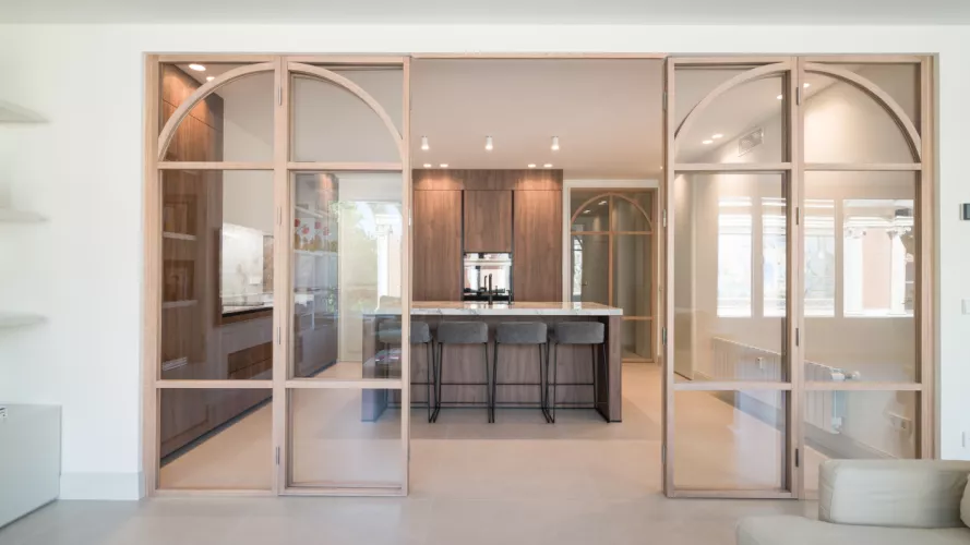 Cerramiento en cristal y nogal