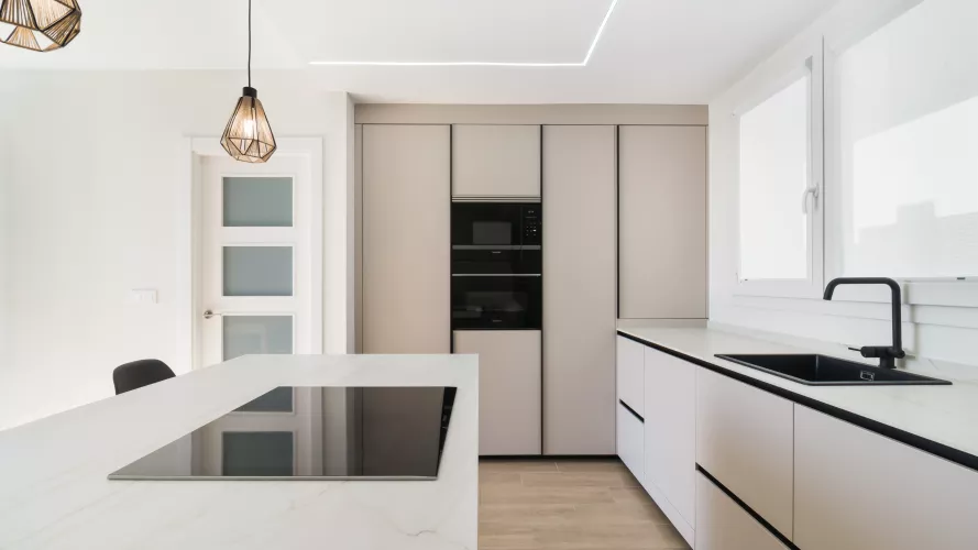 Cocina abierta con isla en Madrid