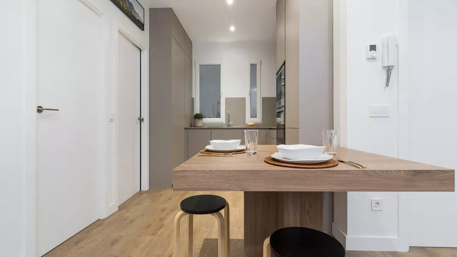 Cocina abierta en color gris arena