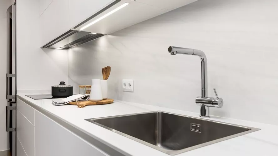 Cocina Blanca con encimera Sapienstone Blanco Lasa