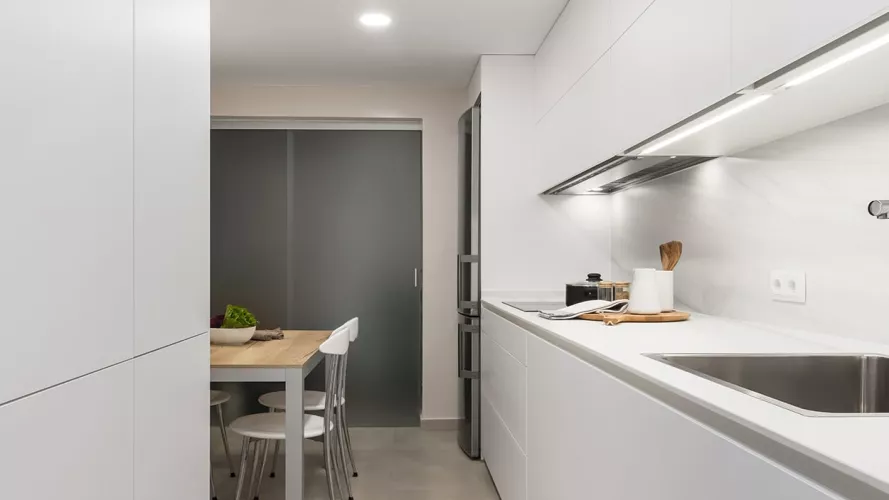 Cocina Moderna en Paralelo, Color Blanca de Santos