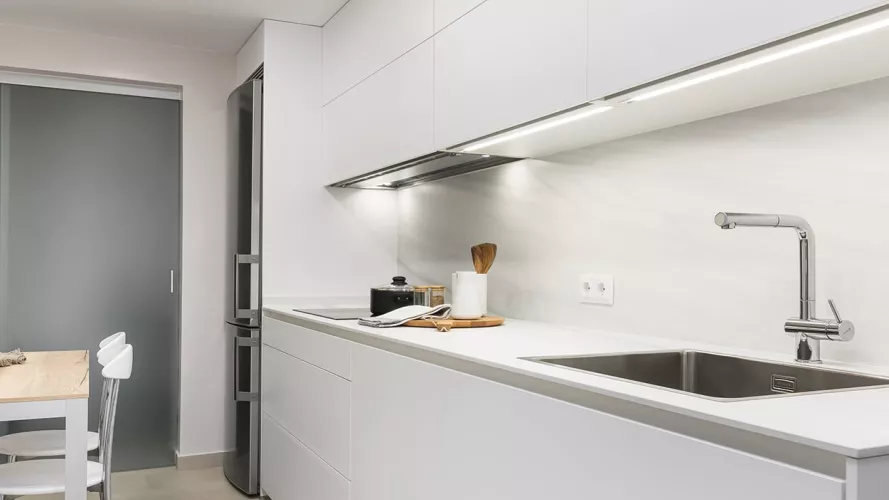 Cocina Moderna en Paralelo, Color Blanca de Santos