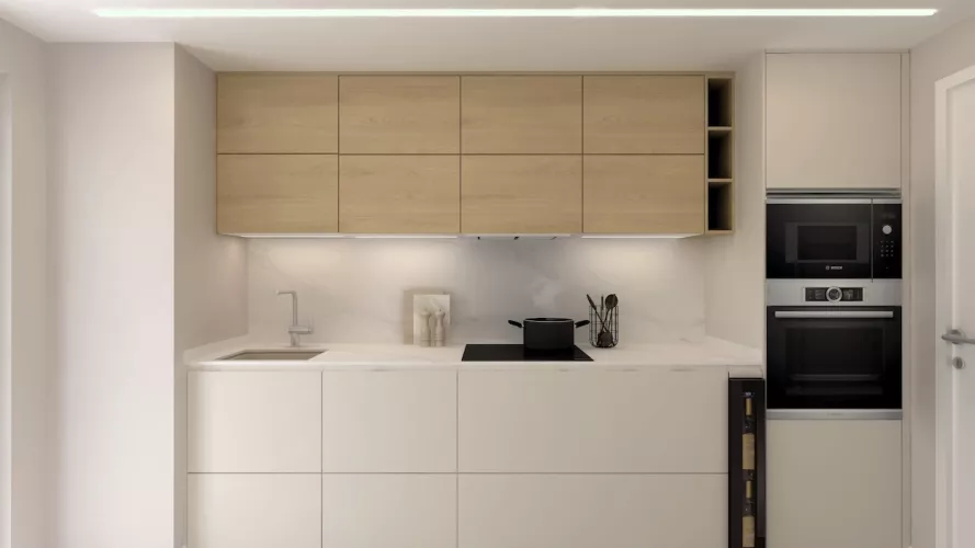 Cocina blanca con altos en madera