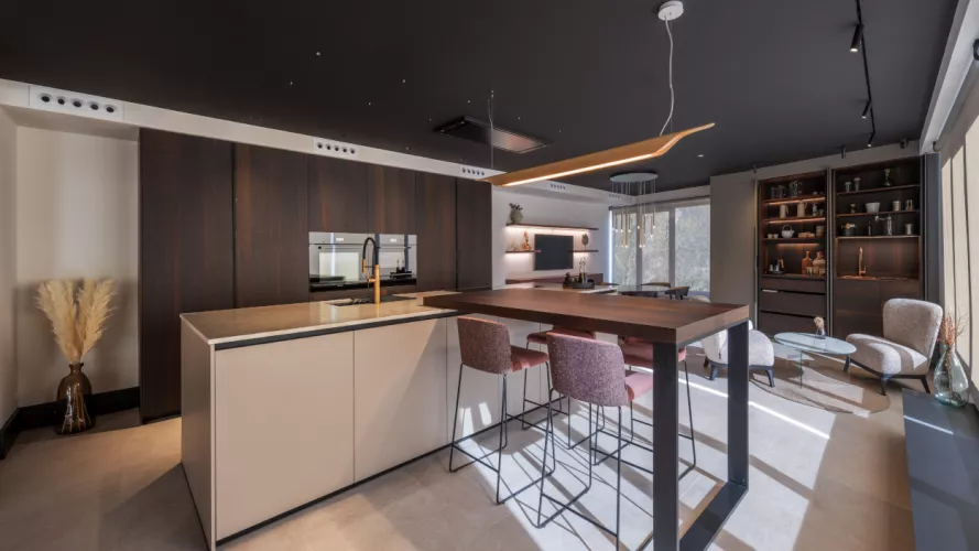 Cocina con isla y zona de descanso