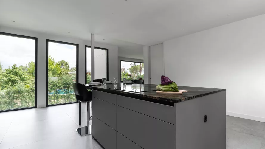 Cocina Santos Plataforma A y E en Gris Visón Seda y Nogal Tierra con isla central