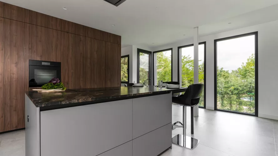 Cocina Santos Plataforma A y E en Gris Visón Seda y Nogal Tierra con isla central