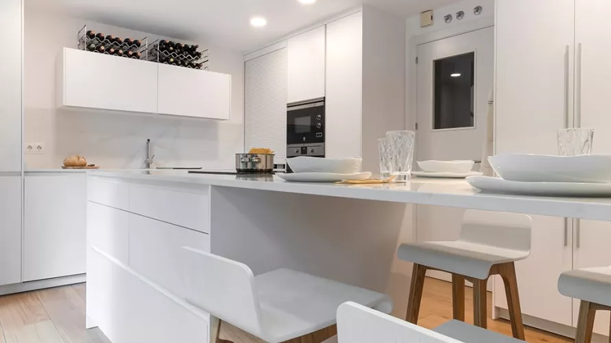 Cocina elegante en color blanco
