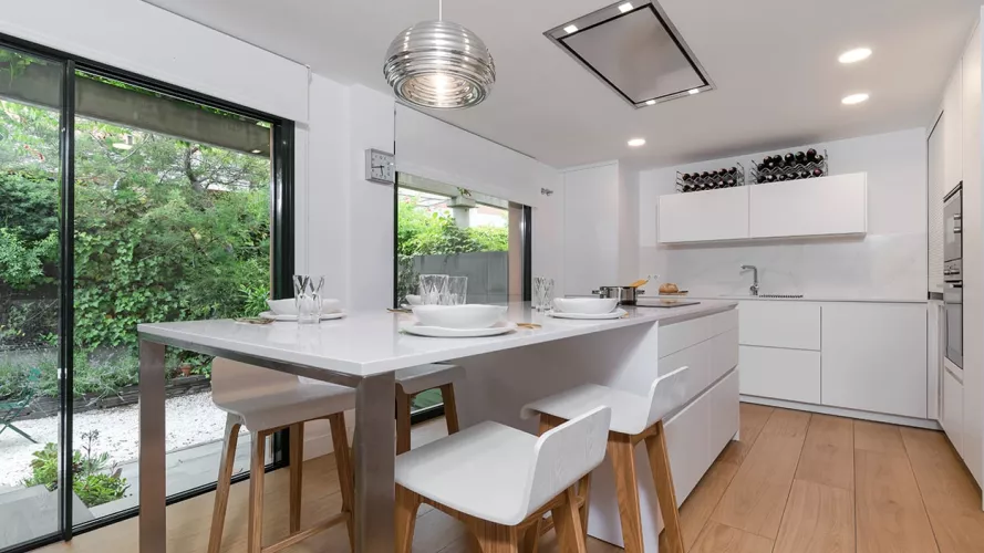 Cocina en color blanco con isla