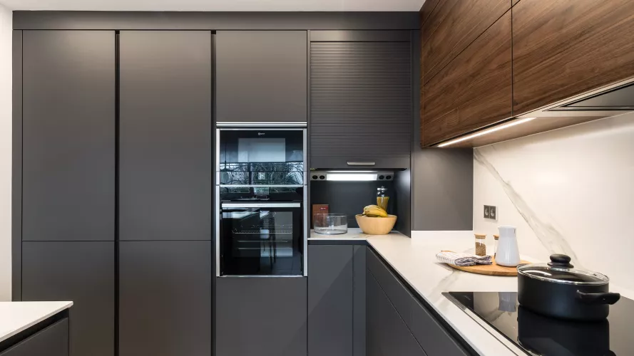Cocina gris con isla electrodomésticos neff