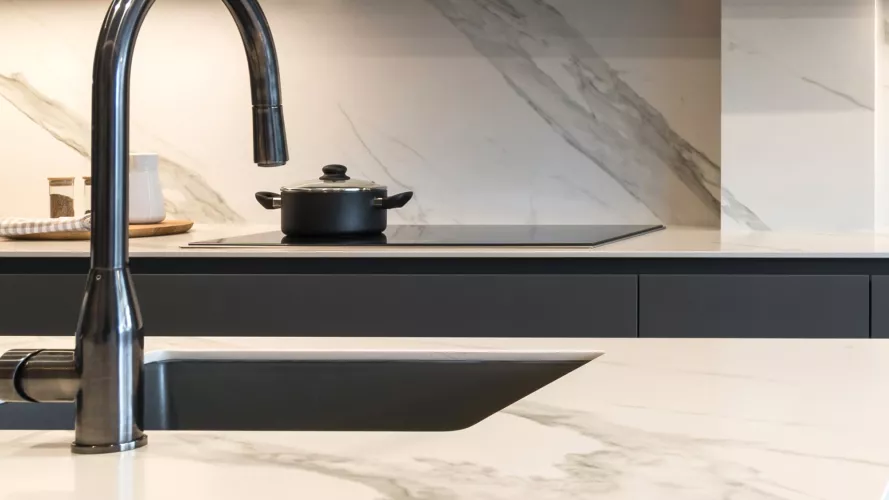 Cocina gris con isla encimera acabado velvet