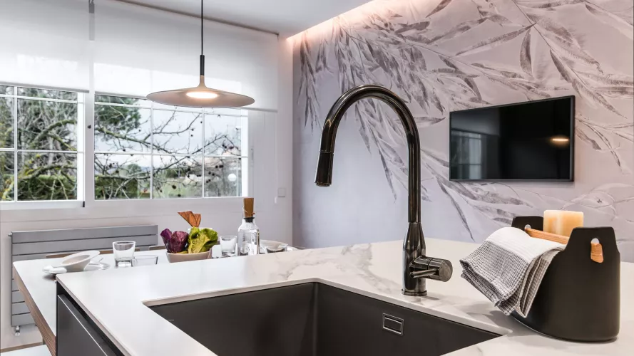 Cocina gris con isla encimera Dekton