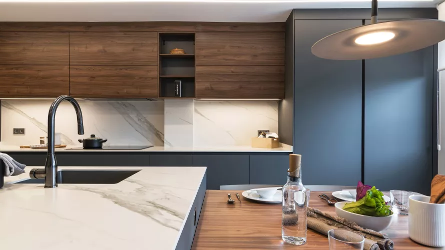 Cocina gris con isla y lámpara Foscarini