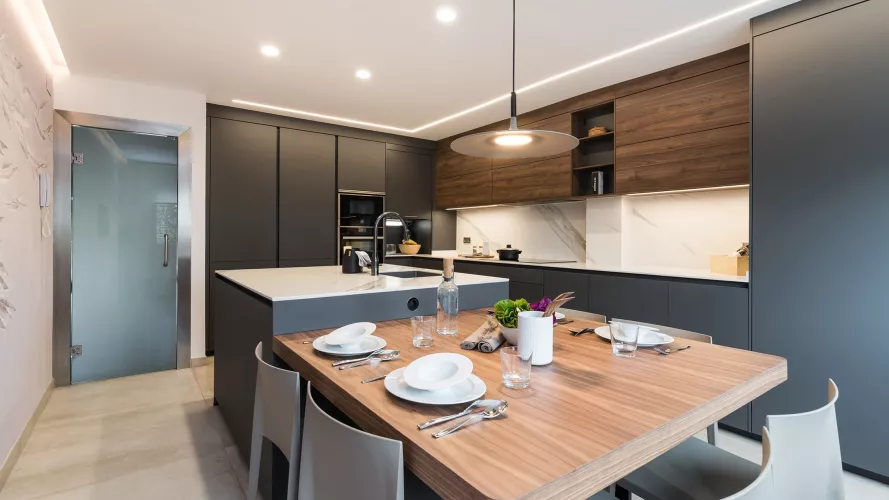 Cocina gris con isla principal