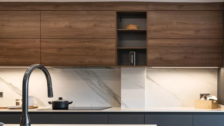 Cocina gris con isla y color nogal