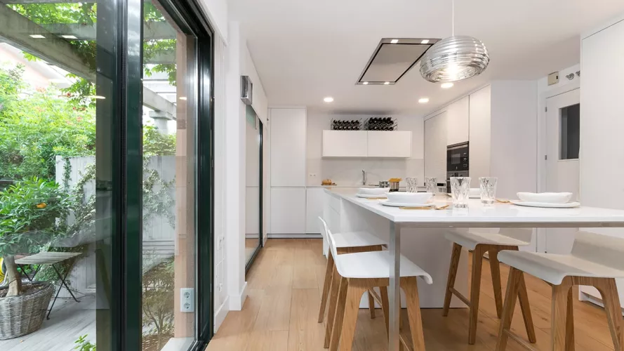 Cocina luminosa en color blanco de Santos