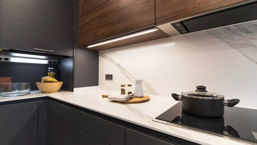 Cocina moderna color gris y nogal