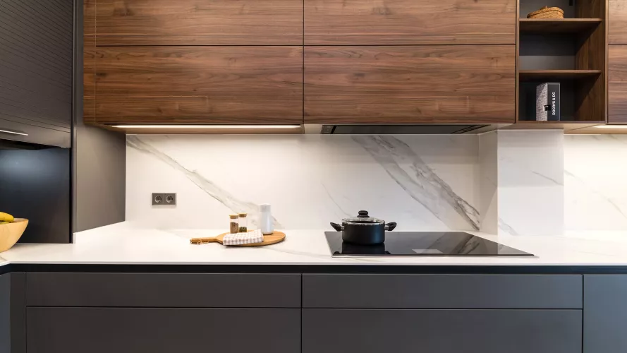 Cocina moderna color gris y nogal