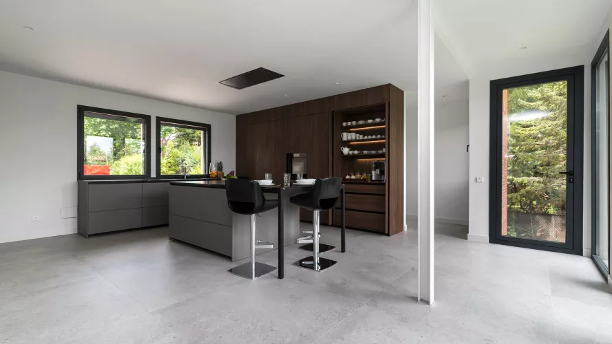 Cocina Santos Plataforma A y E en Gris Visón Seda y Nogal Tierra con isla central