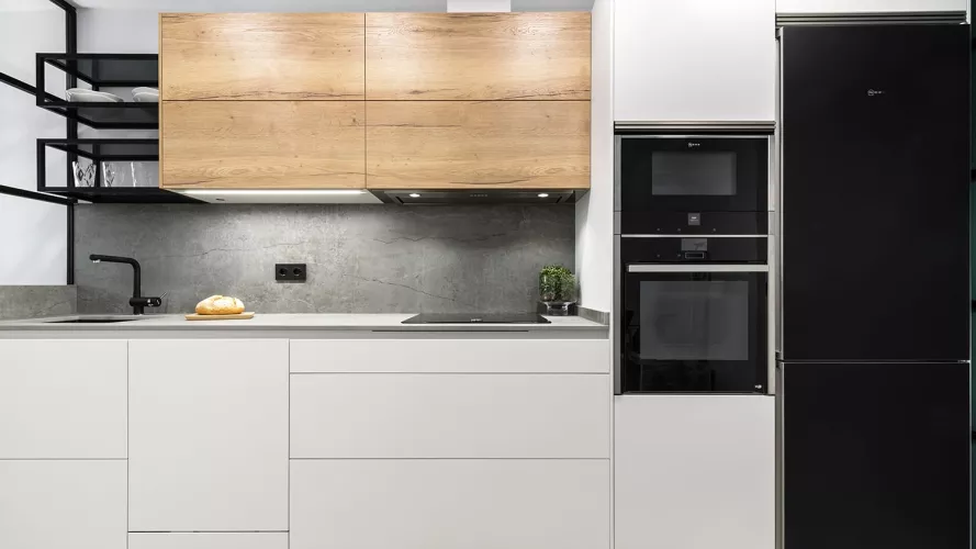 Cocina moderna en color blanco y roble con mobiliario de cocinas Santos