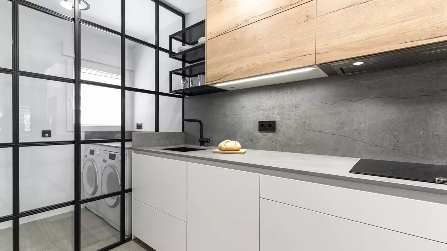 Cocina moderna con puertas correderas y acristaladas