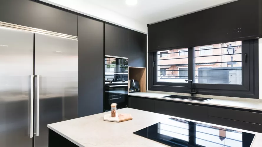 Cocina negra forma L