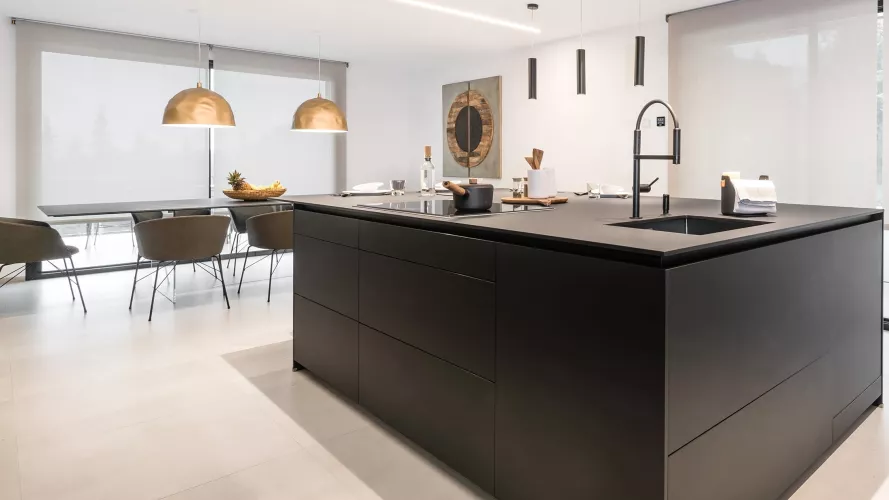 Cocina Santos negra y nogal con isla