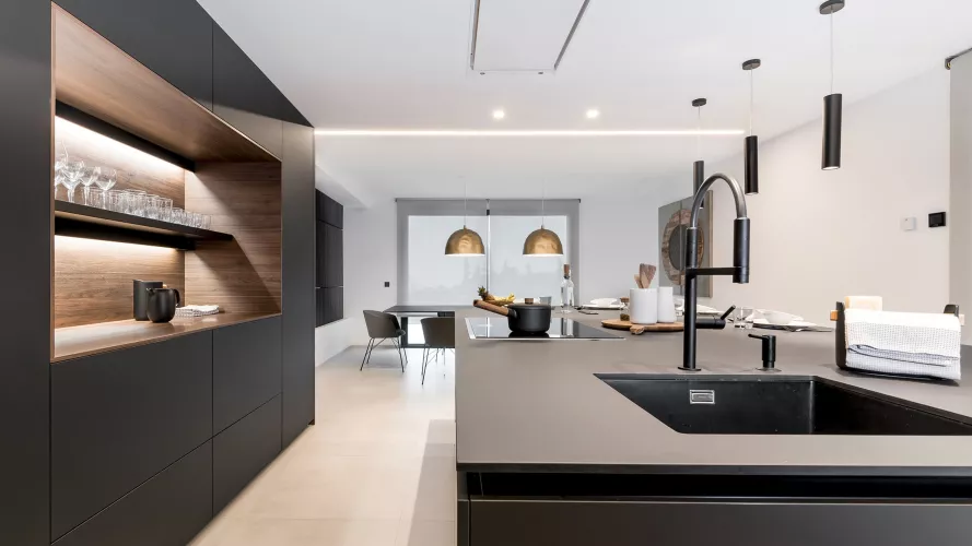 Cocina Santos negra y nogal con isla