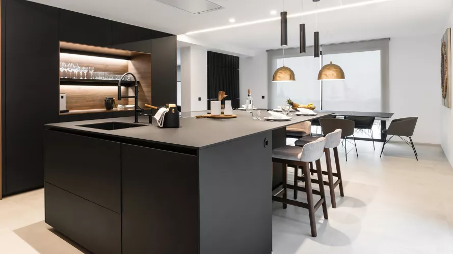 Cocina Santos negra y nogal con isla