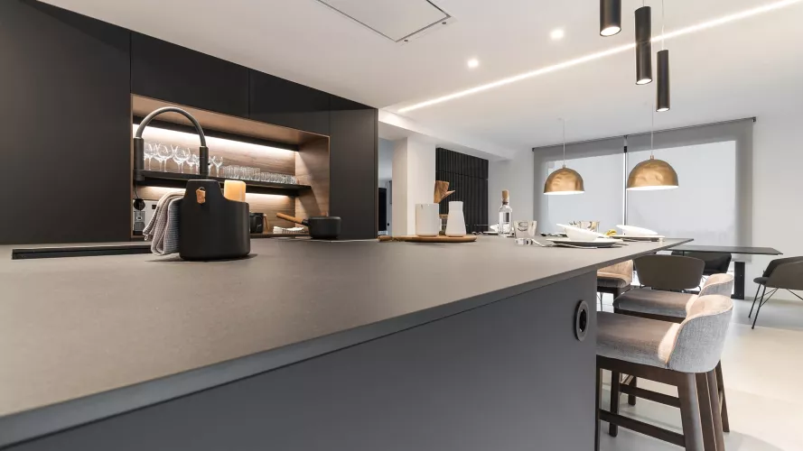 Cocina Santos negra y nogal con isla