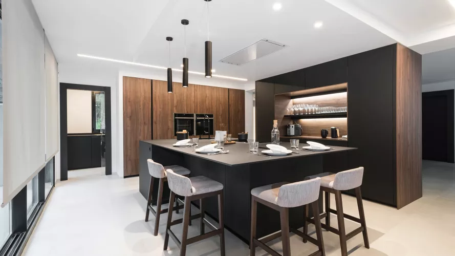 Cocina Santos negra y nogal con isla