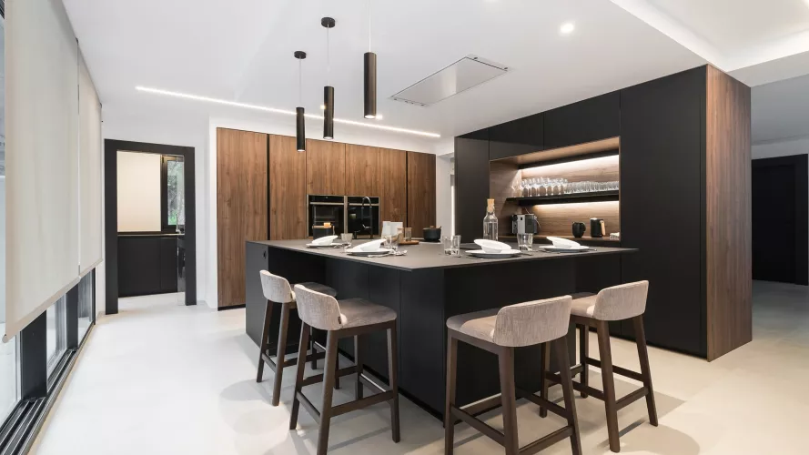 Cocina Santos negra y nogal con isla